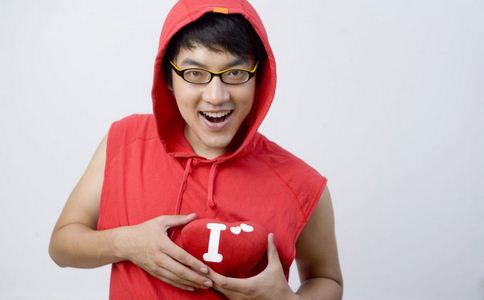 青春期男孩乳房增大的原因 學(xué)會讓胸平下去吧