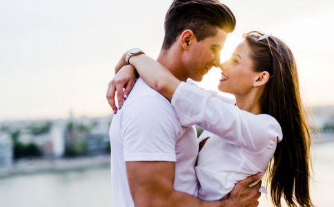 女人如果對(duì)你有興趣會(huì)有下面這些特征