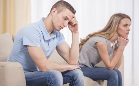 男人會(huì)因?yàn)槭裁丛蚨?男人劈腿的心理因素