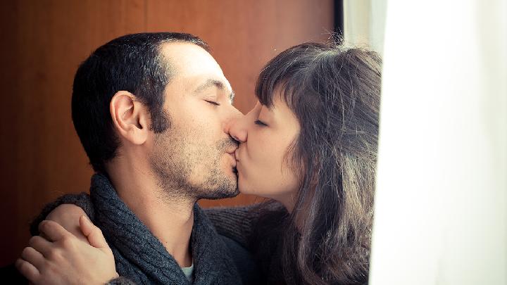 男友接吻時(shí)喜歡伸舌頭為什么 男友接吻時(shí)喜歡伸舌頭代表什么