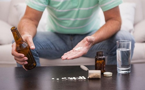 為什么服用布洛芬前后千萬(wàn)不要喝酒 吃布洛芬對(duì)身體傷害大嗎?