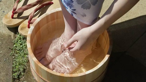 熱水泡腳的好處是什么 男人泡腳能提高性功能嗎